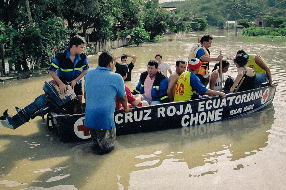 People get rescued from flooding via boat